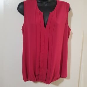 RW&CO Red Pleated Sleeveless Blouse M Women’sWorkwear Top Split Neck Office Chic
